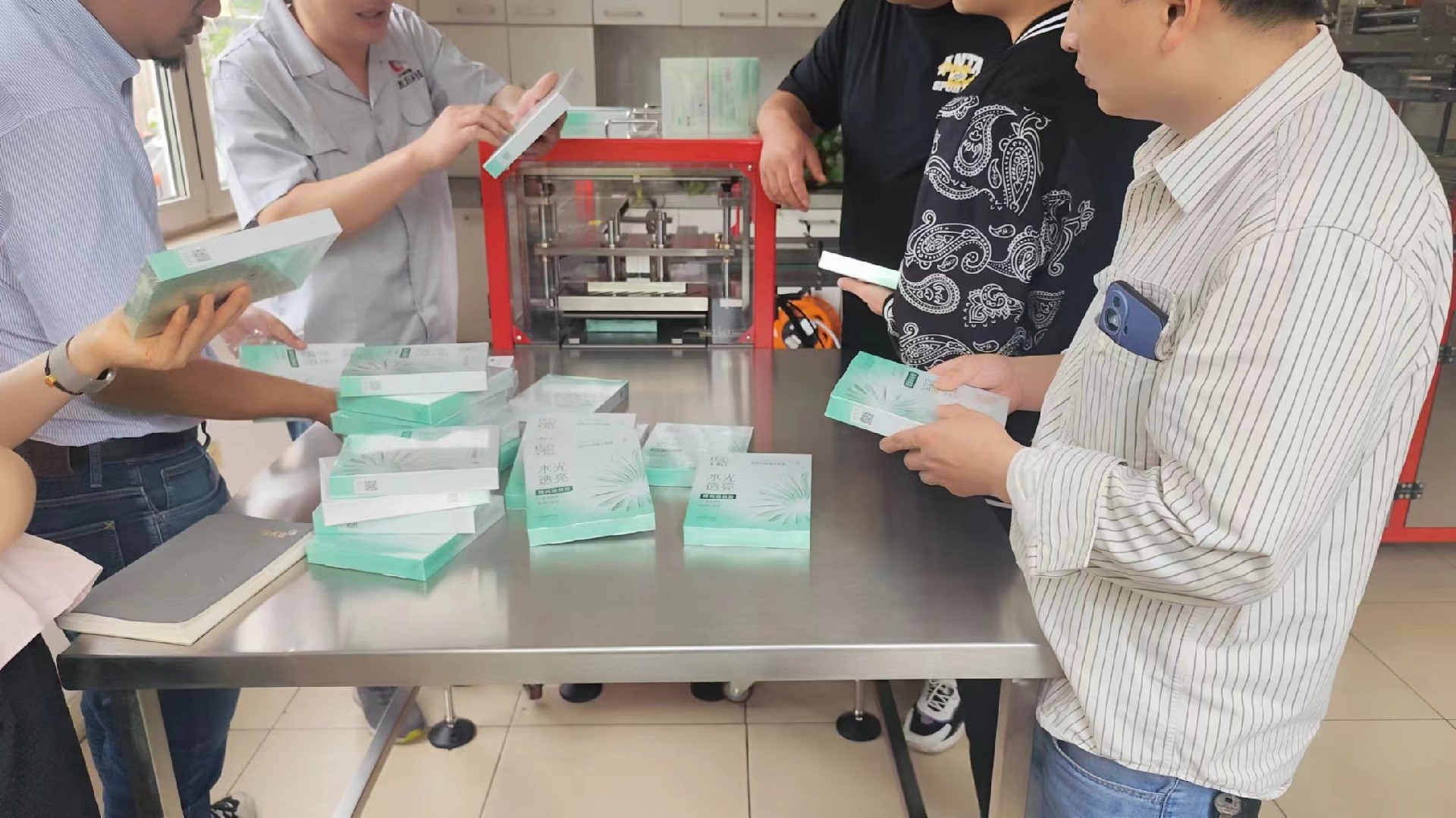 煙包機(jī)客戶(hù)試機(jī)現(xiàn)場(chǎng) 煙包機(jī)客戶(hù)試機(jī)現(xiàn)場(chǎng)