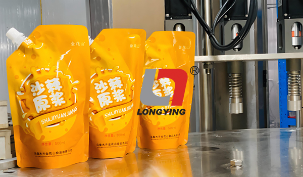 龍應(yīng)沙棘飲料自立袋充填旋蓋機